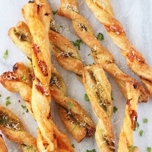 Pesto Parmesan Pastry Straws 002